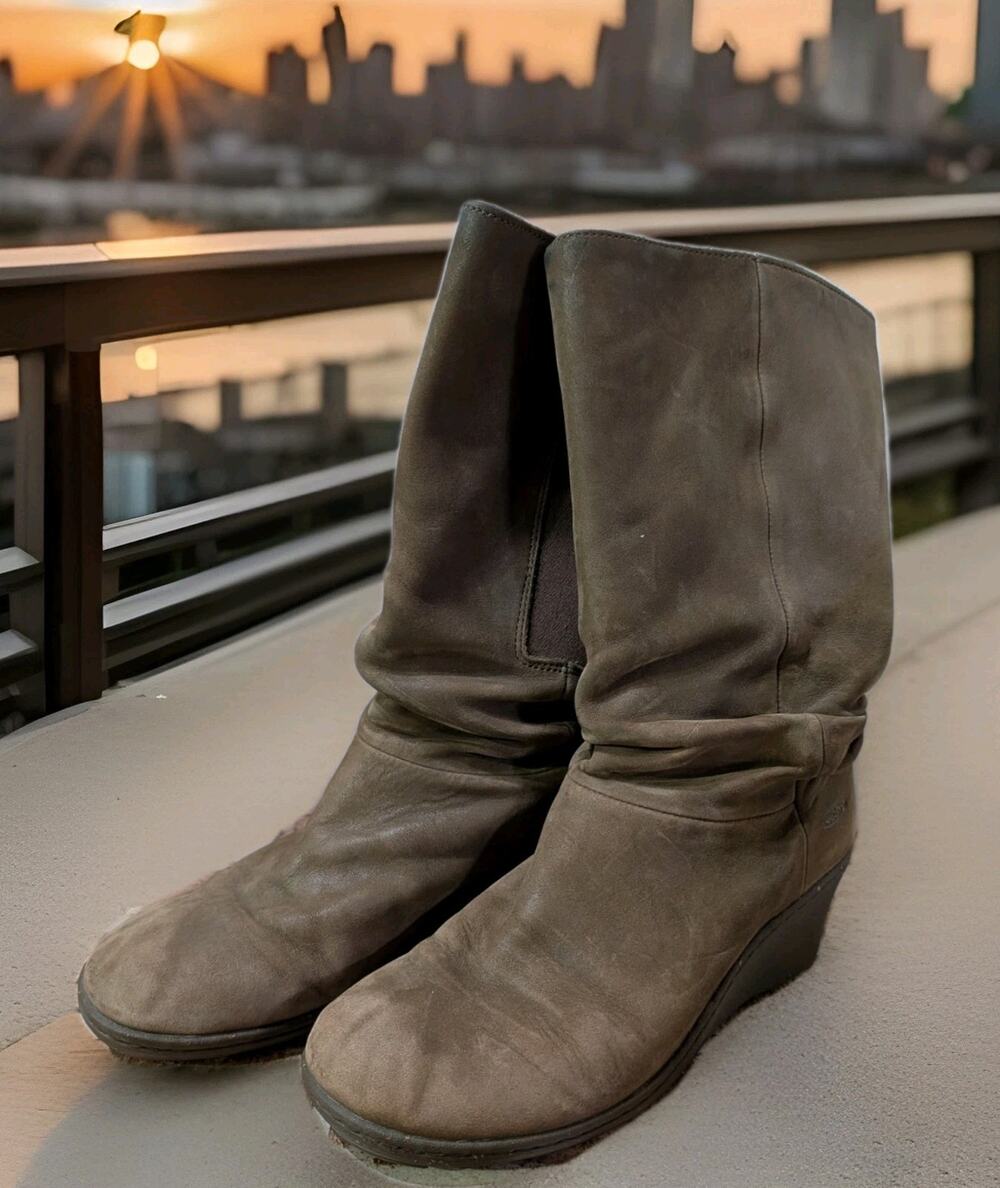 Keen Women's Size 10.5 Akita Medium Brown Leather Wedge Heel Mid Calf Boots